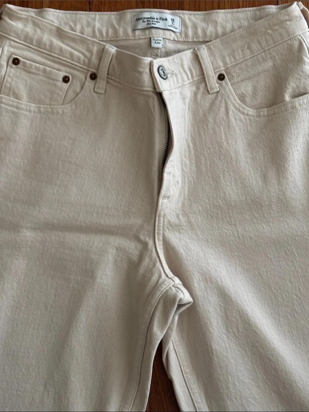 Abercrombie & Fitch 90’s Straight Mid Rise Cream  Jeans
